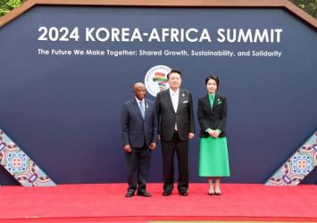 President Boakai had the honor of meeting with the President of South Korea, H.E Yook Suk Yeol, and First Lady Mrs. Kim Keon-hee, along with other esteemed African leaders ahead of the Korea-Africa Business Summit. The South Korean Leader graciously hosted a welcoming reception and dinner, fostering an atmosphere of collaboration and mutual respect.